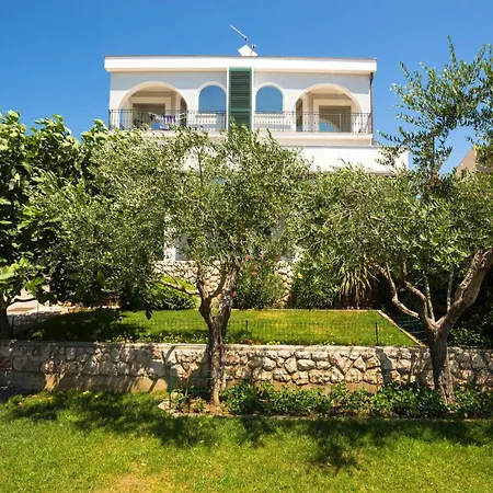 1 Bedroom Awesome In Apartman *